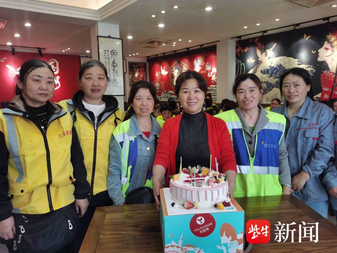 “十周年，母亲节快乐！”镇江爱心志愿者连续10年为环卫女工过母亲节